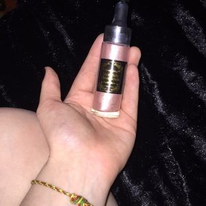Rosy gold shimmering liquid highlighter